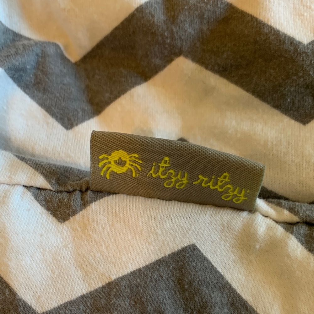 Itzy Ritzy Gray and White Chevron Nursing cover and car seat/stroller cover.